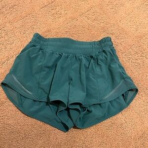 Green lululemon 2.5 inch hotty hots